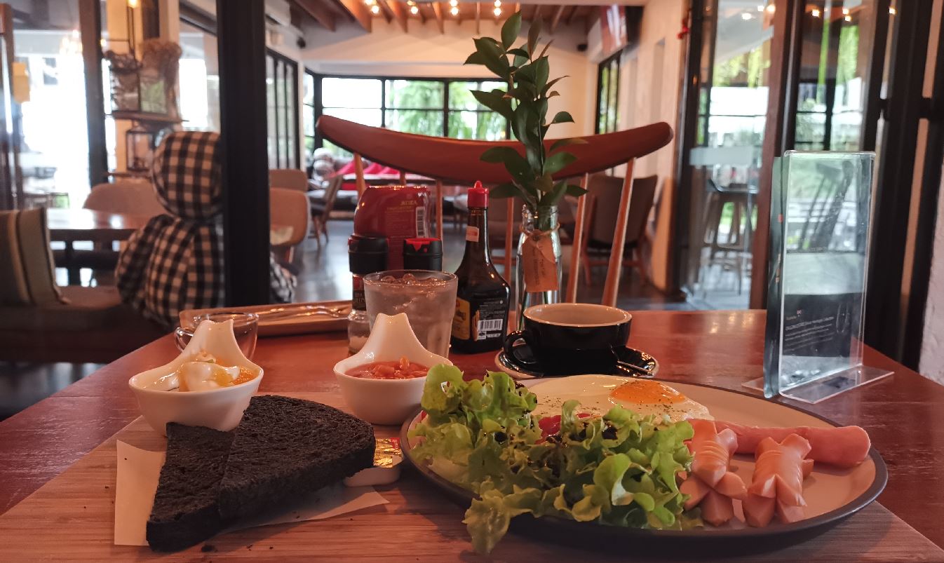 On va déjeuner au Spa Café Naklua, Massage et café en Thaïlande